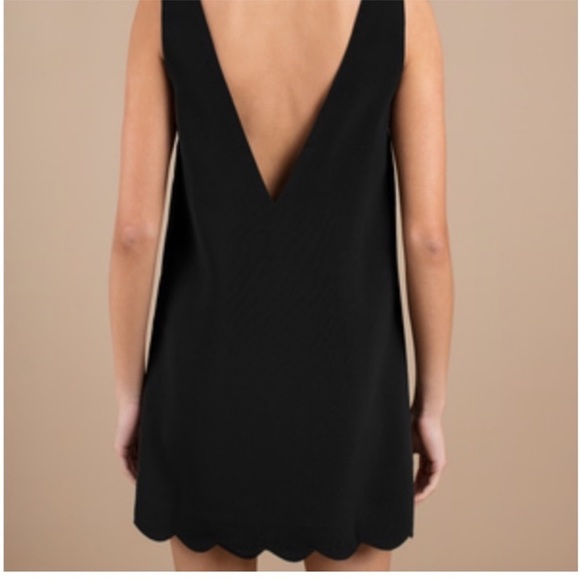 Elegant Black Scalloped Hem Dress - Picture 2 of 9